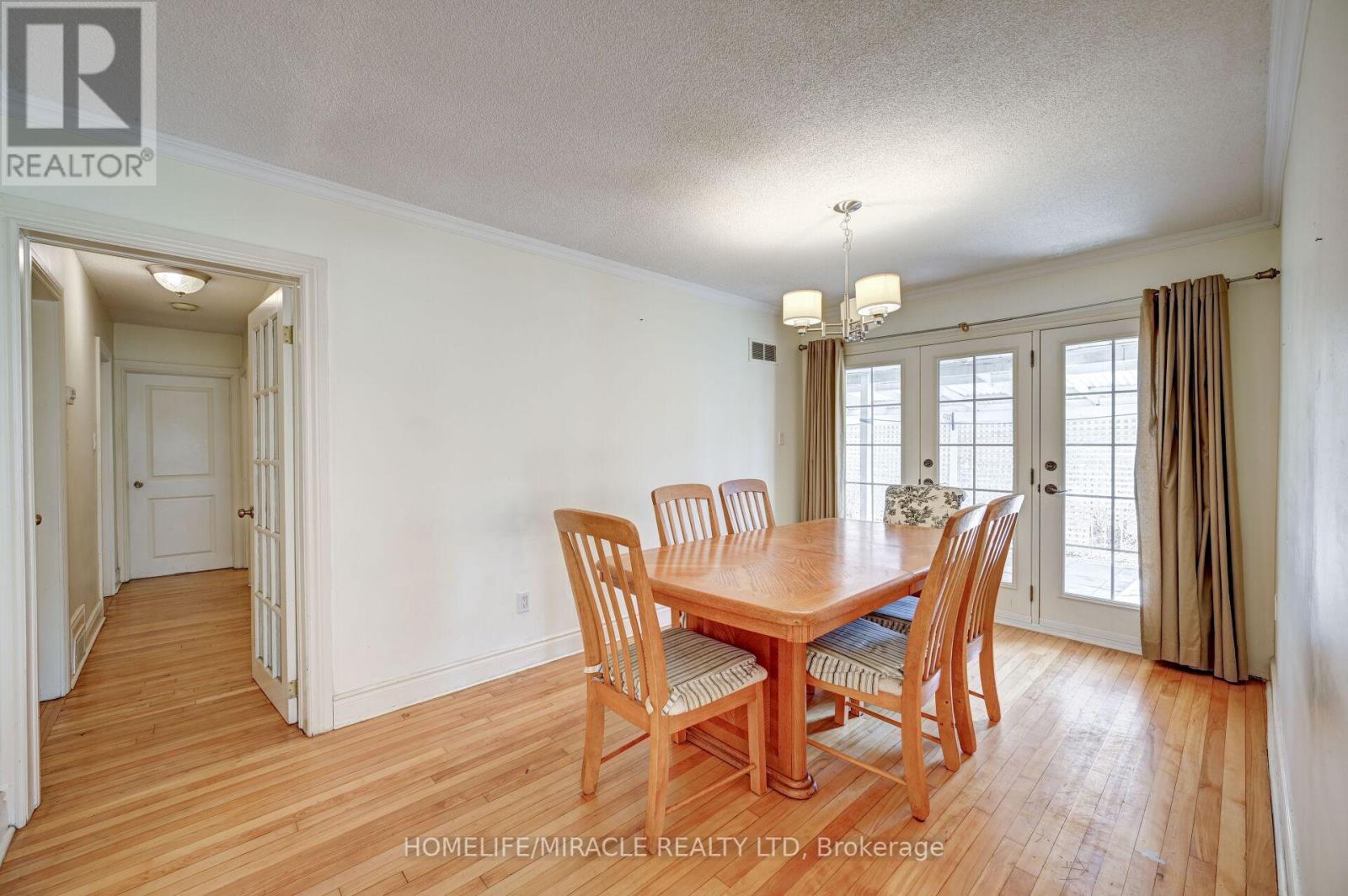 1235 Old River Road, Mississauga (Mineola), Ontario  L5G 3G2 - Photo 19 - W12450337