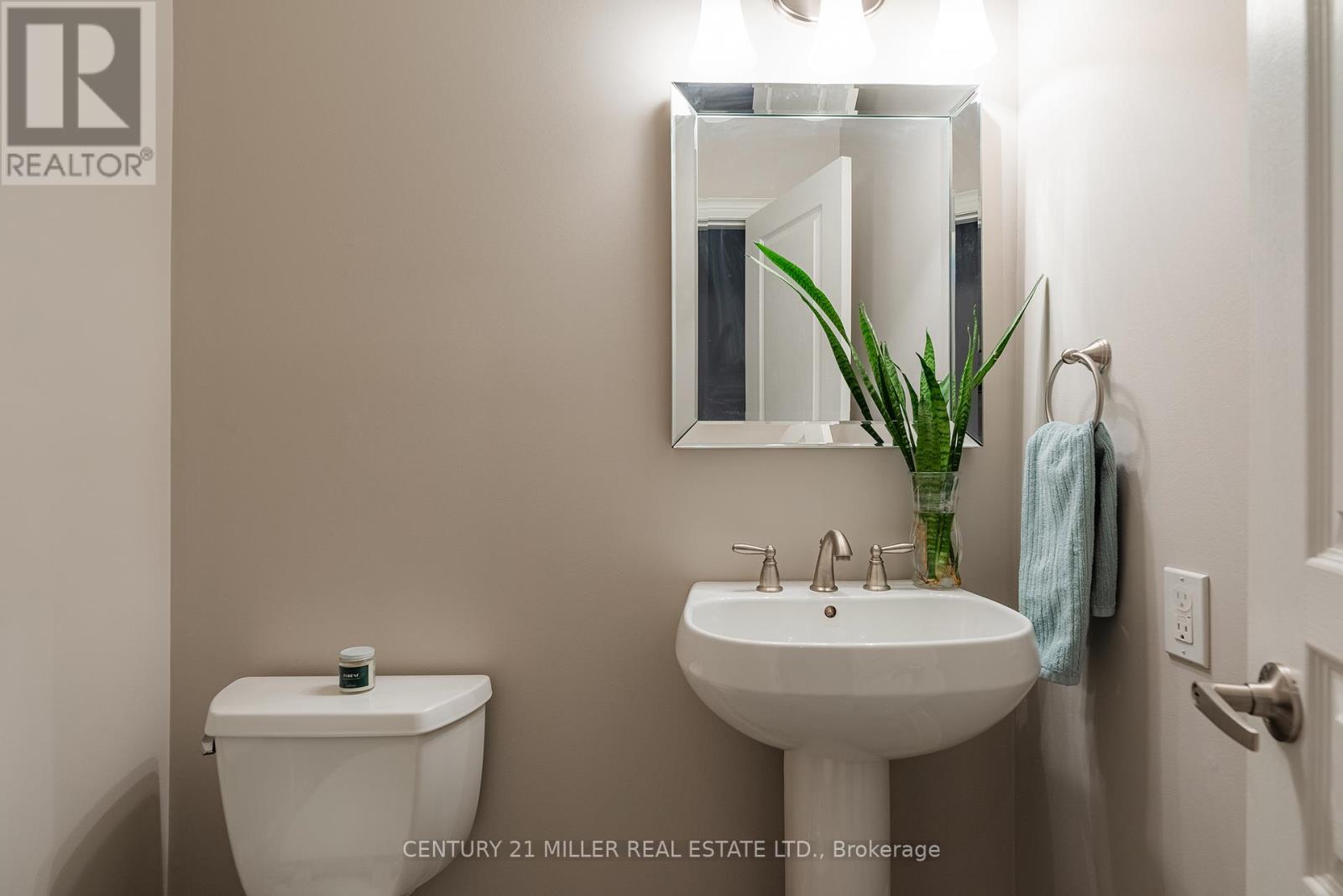 131 Brock Street, Oakville (Co Central), Ontario  L6K 0A2 - Photo 7 - W12450410