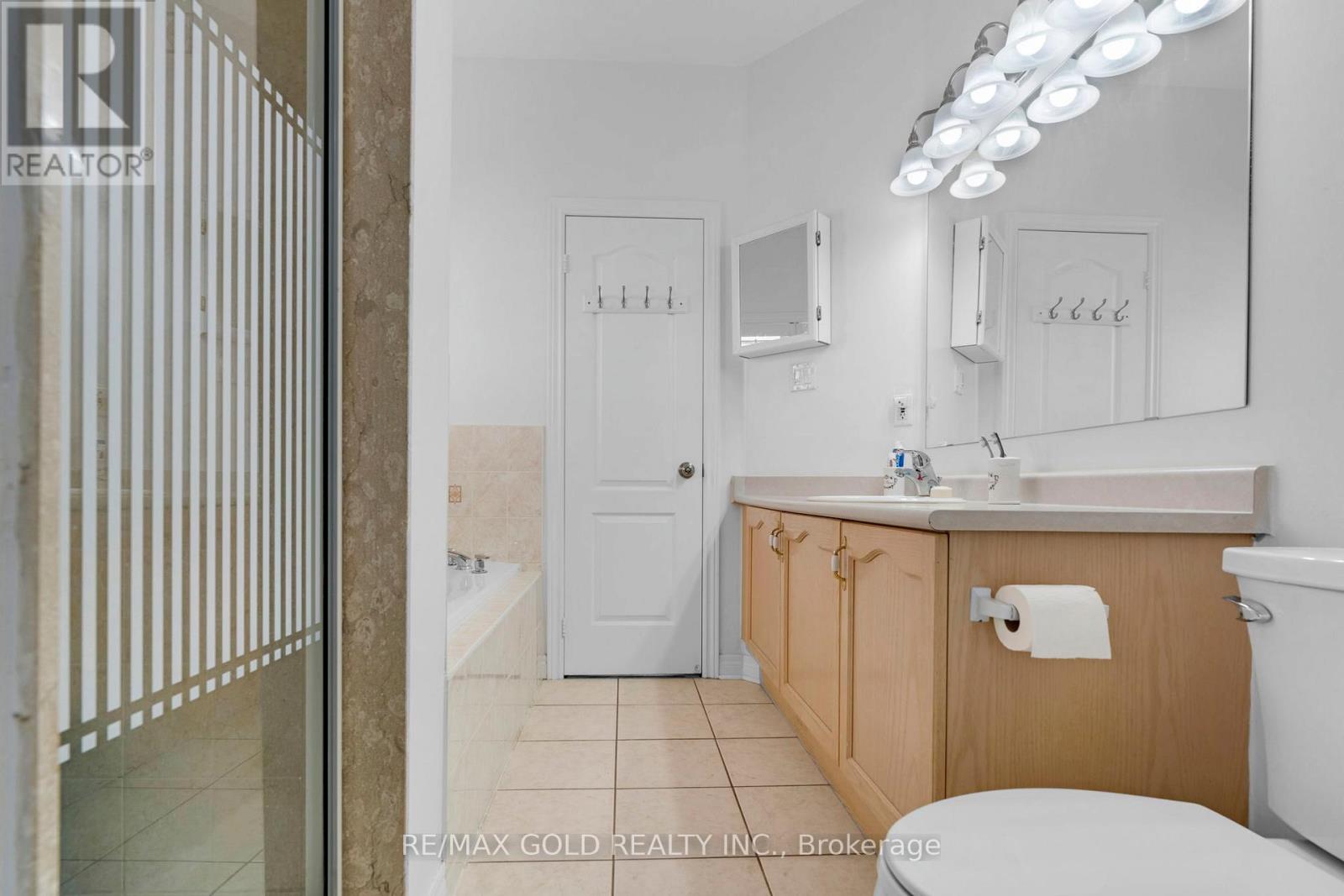 46 Cobblestone Court, Brampton, Ontario  L6R 2S2 - Photo 20 - W12445608