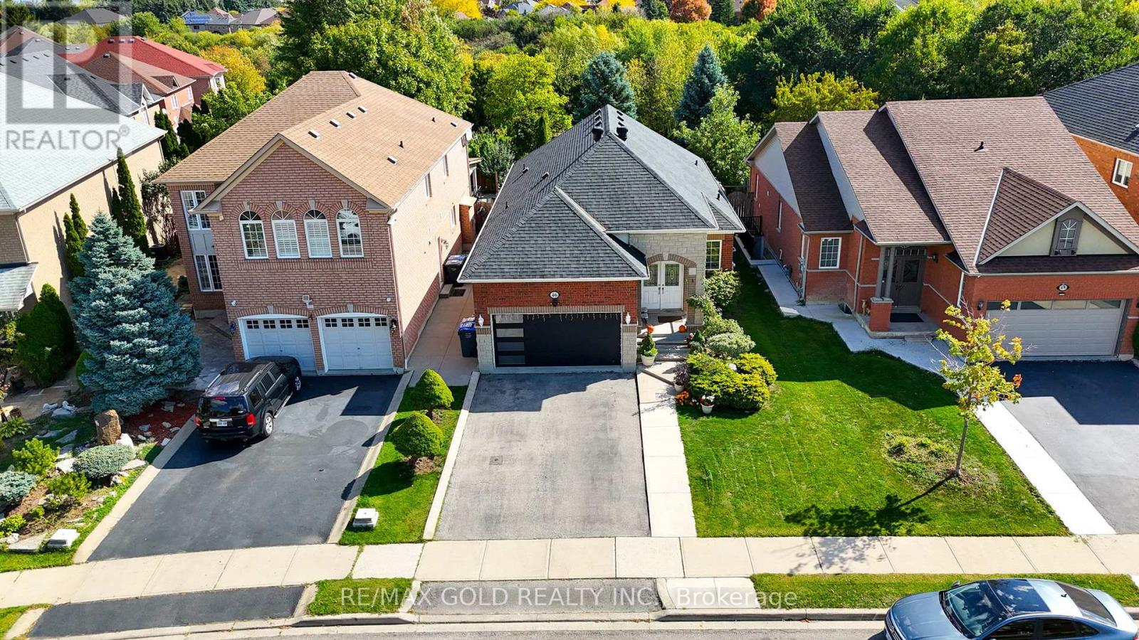 46 Cobblestone Court, Brampton, Ontario  L6R 2S2 - Photo 3 - W12445608