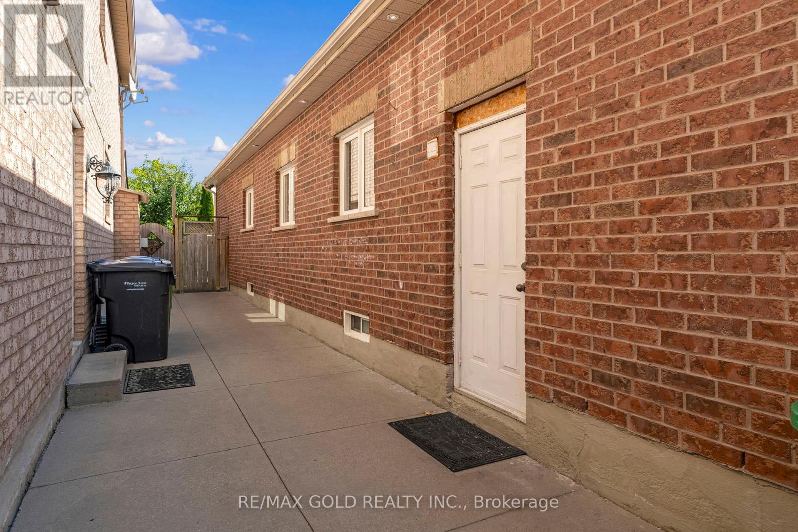 46 Cobblestone Court, Brampton, Ontario  L6R 2S2 - Photo 35 - W12445608