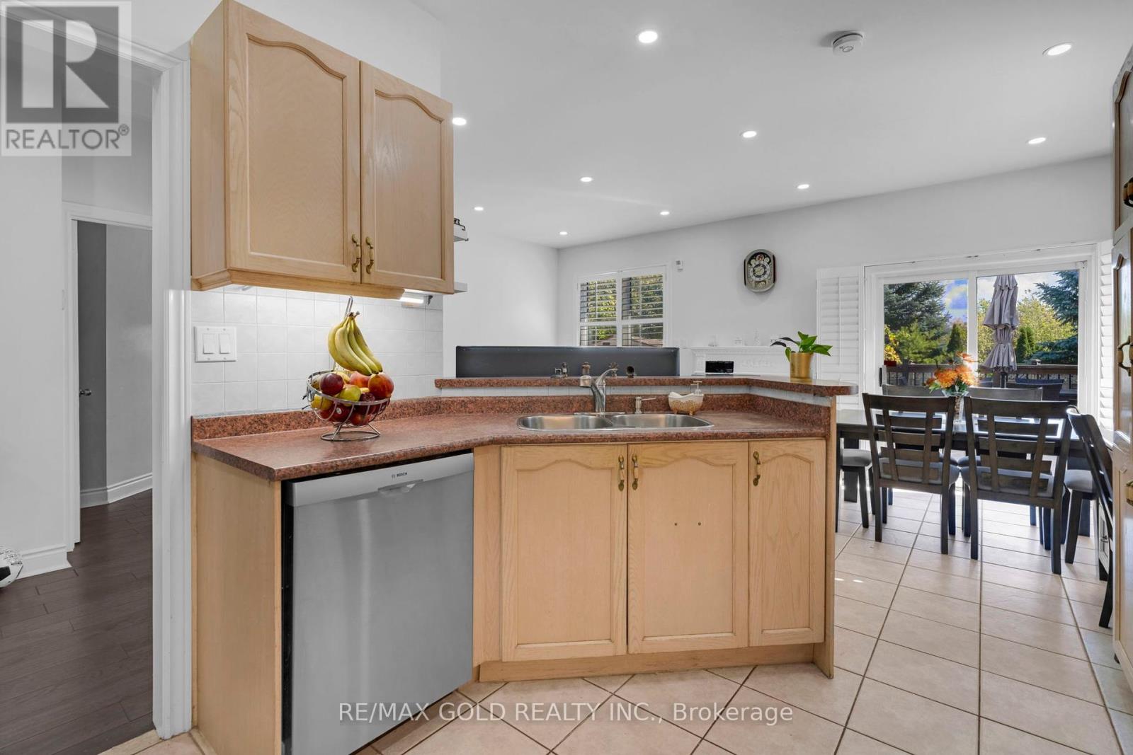 46 Cobblestone Court, Brampton, Ontario  L6R 2S2 - Photo 14 - W12445608