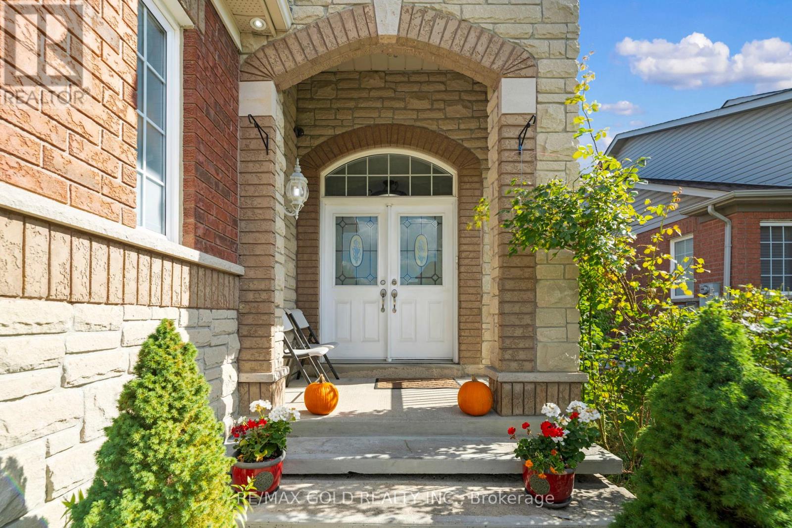 46 Cobblestone Court, Brampton, Ontario  L6R 2S2 - Photo 4 - W12445608