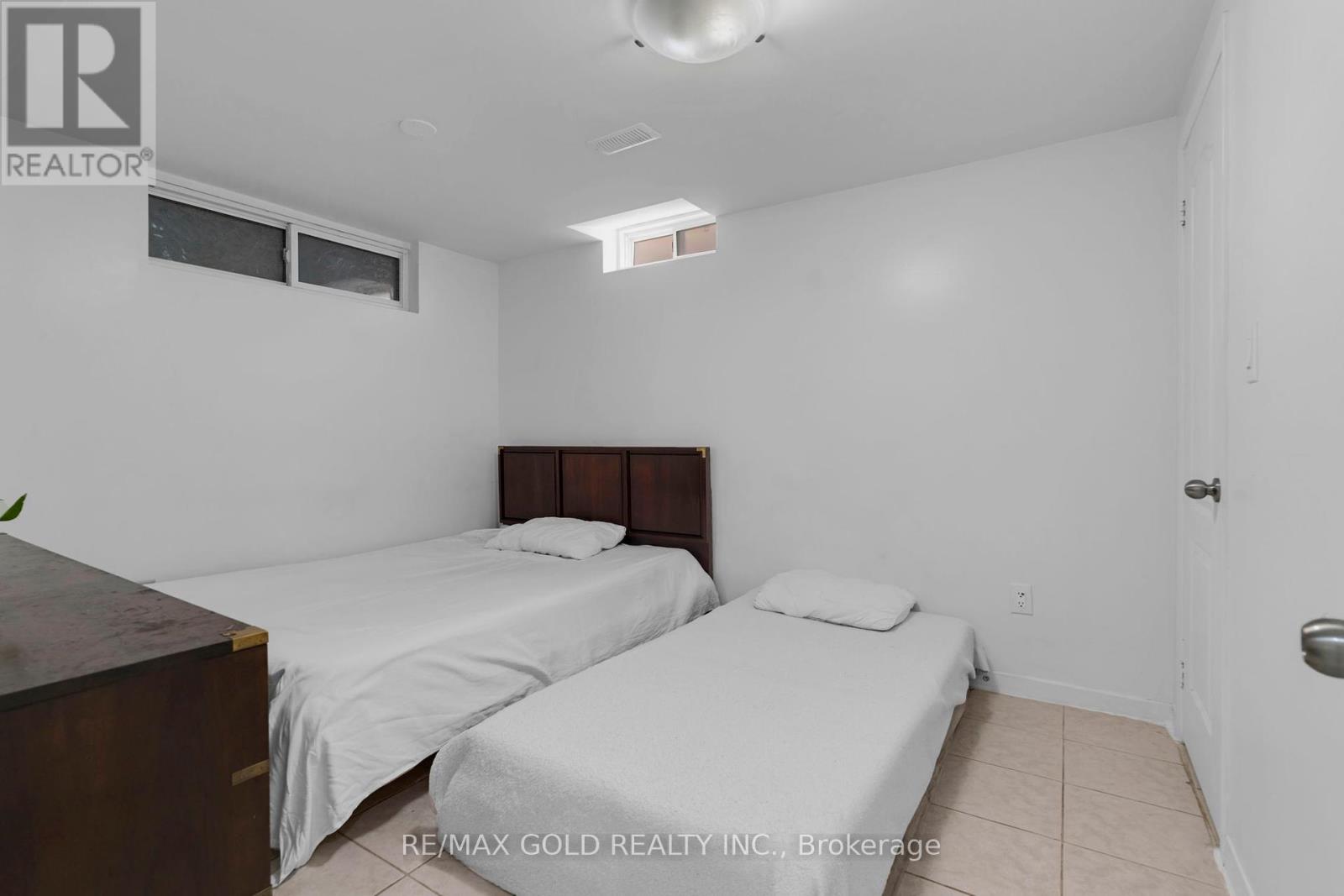 46 Cobblestone Court, Brampton, Ontario  L6R 2S2 - Photo 34 - W12445608