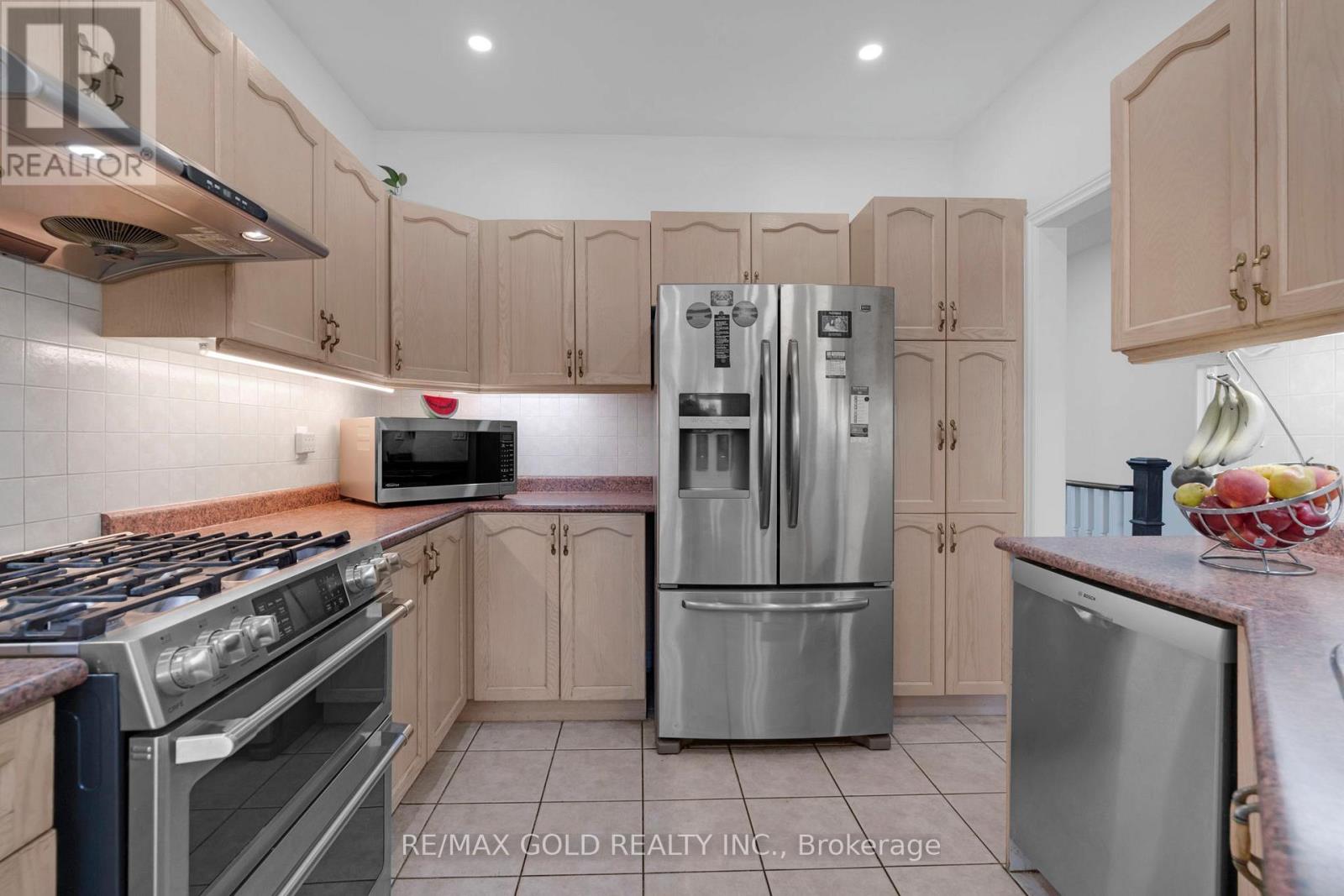 46 Cobblestone Court, Brampton, Ontario  L6R 2S2 - Photo 8 - W12445608