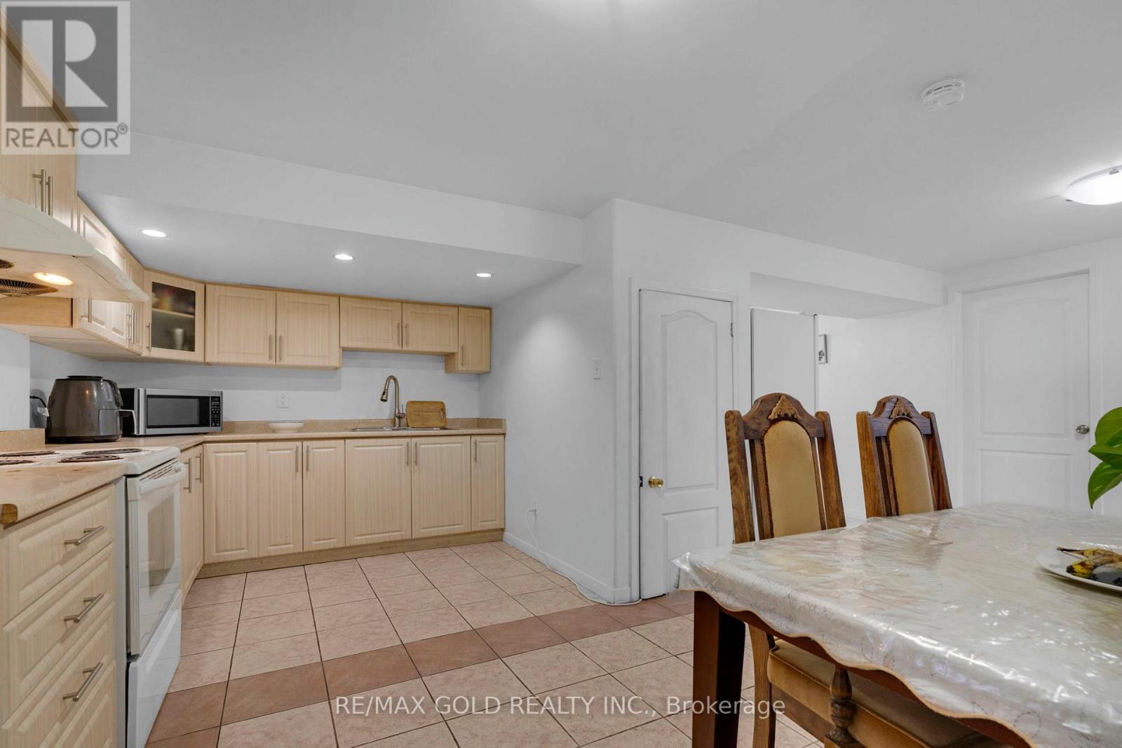 46 Cobblestone Court, Brampton, Ontario  L6R 2S2 - Photo 45 - W12445608