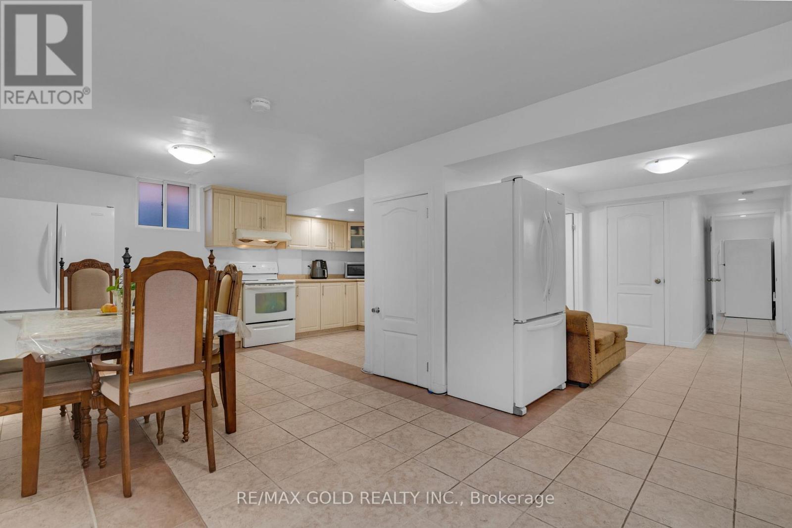 46 Cobblestone Court, Brampton, Ontario  L6R 2S2 - Photo 9 - W12445608