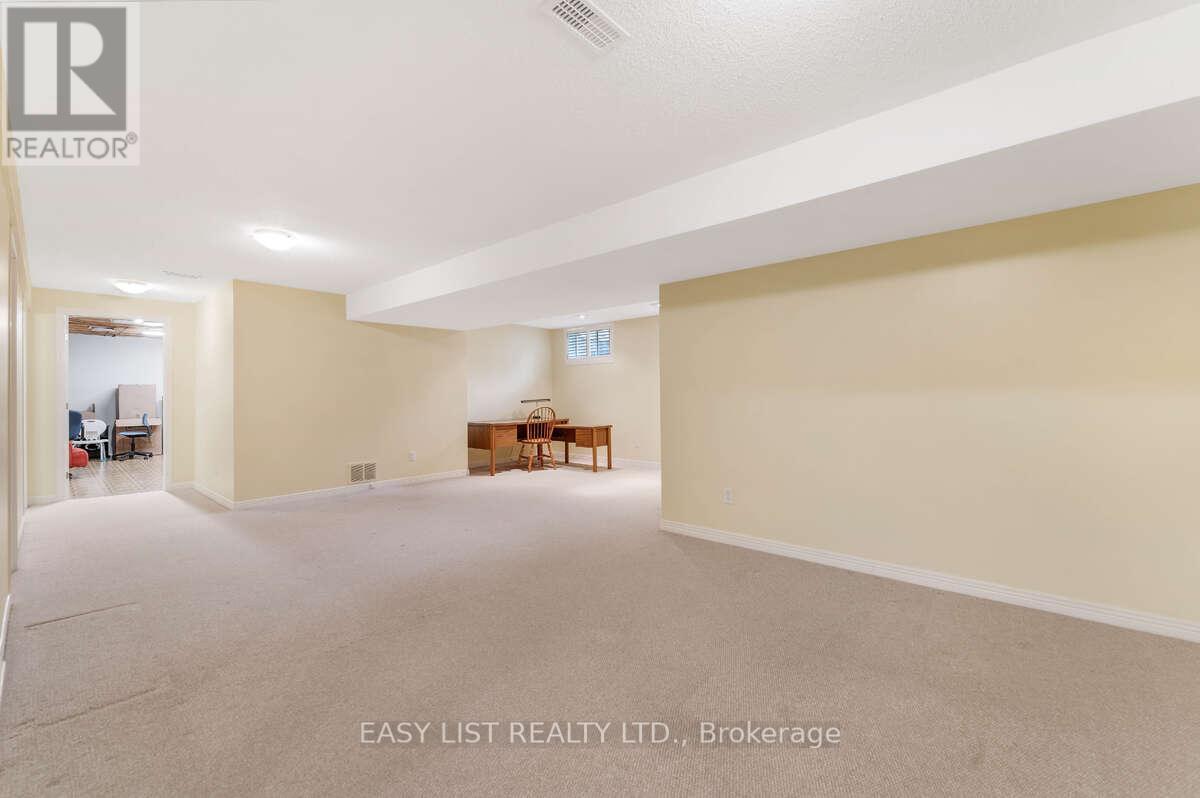 31 Forest Creek Drive, Ottawa, Ontario  K2S 1P9 - Photo 29 - X12450442