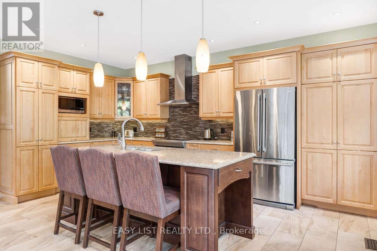 31 Forest Creek Drive, Ottawa, Ontario  K2S 1P9 - Photo 8 - X12450442