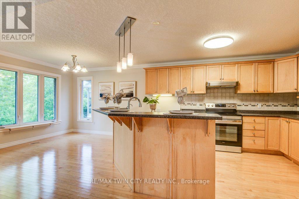670 Salzburg Drive, Waterloo, Ontario  N2V 2N8 - Photo 15 - X12450323
