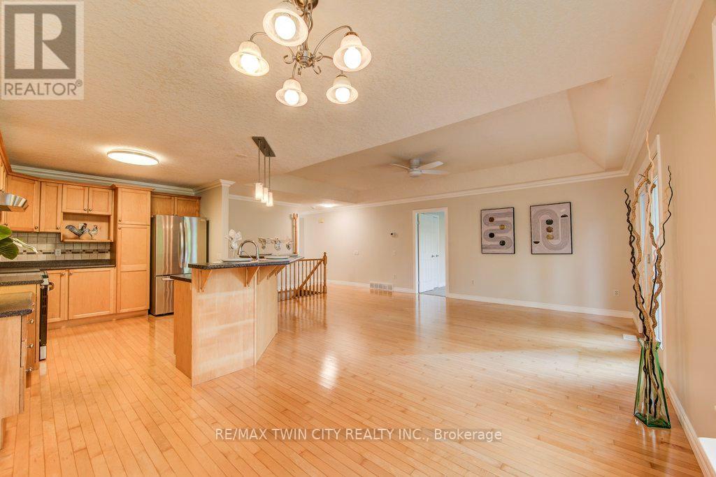 670 Salzburg Drive, Waterloo, Ontario  N2V 2N8 - Photo 22 - X12450323