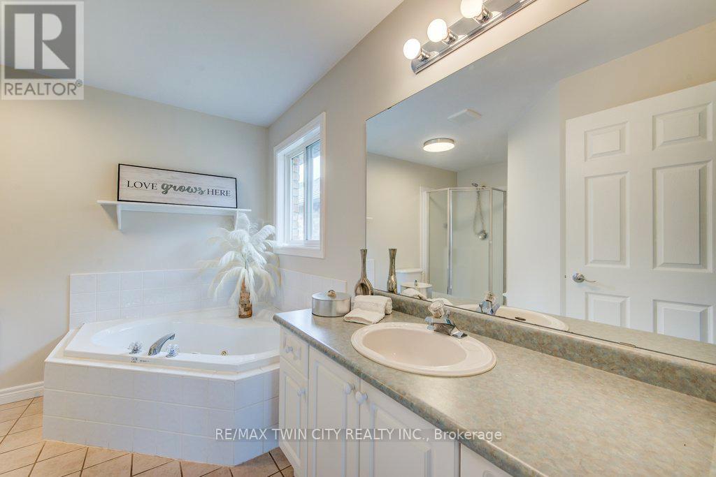 670 Salzburg Drive, Waterloo, Ontario  N2V 2N8 - Photo 26 - X12450323