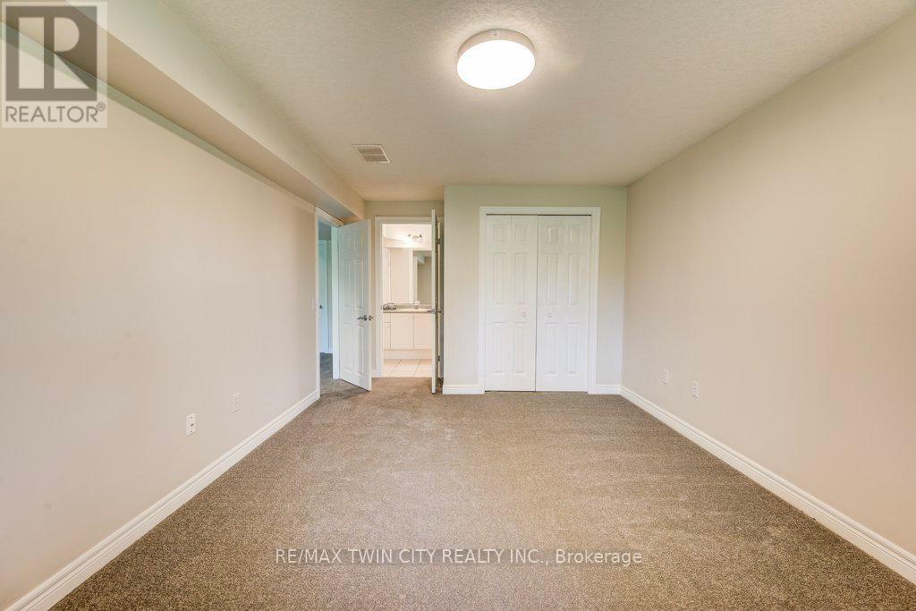 670 Salzburg Drive, Waterloo, Ontario  N2V 2N8 - Photo 41 - X12450323