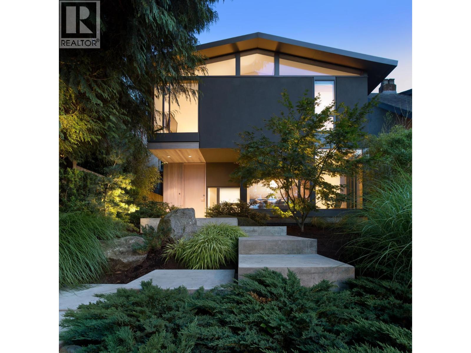 635 E Keith Road, North Vancouver, British Columbia  V7L 1W4 - Photo 2 - R3056341