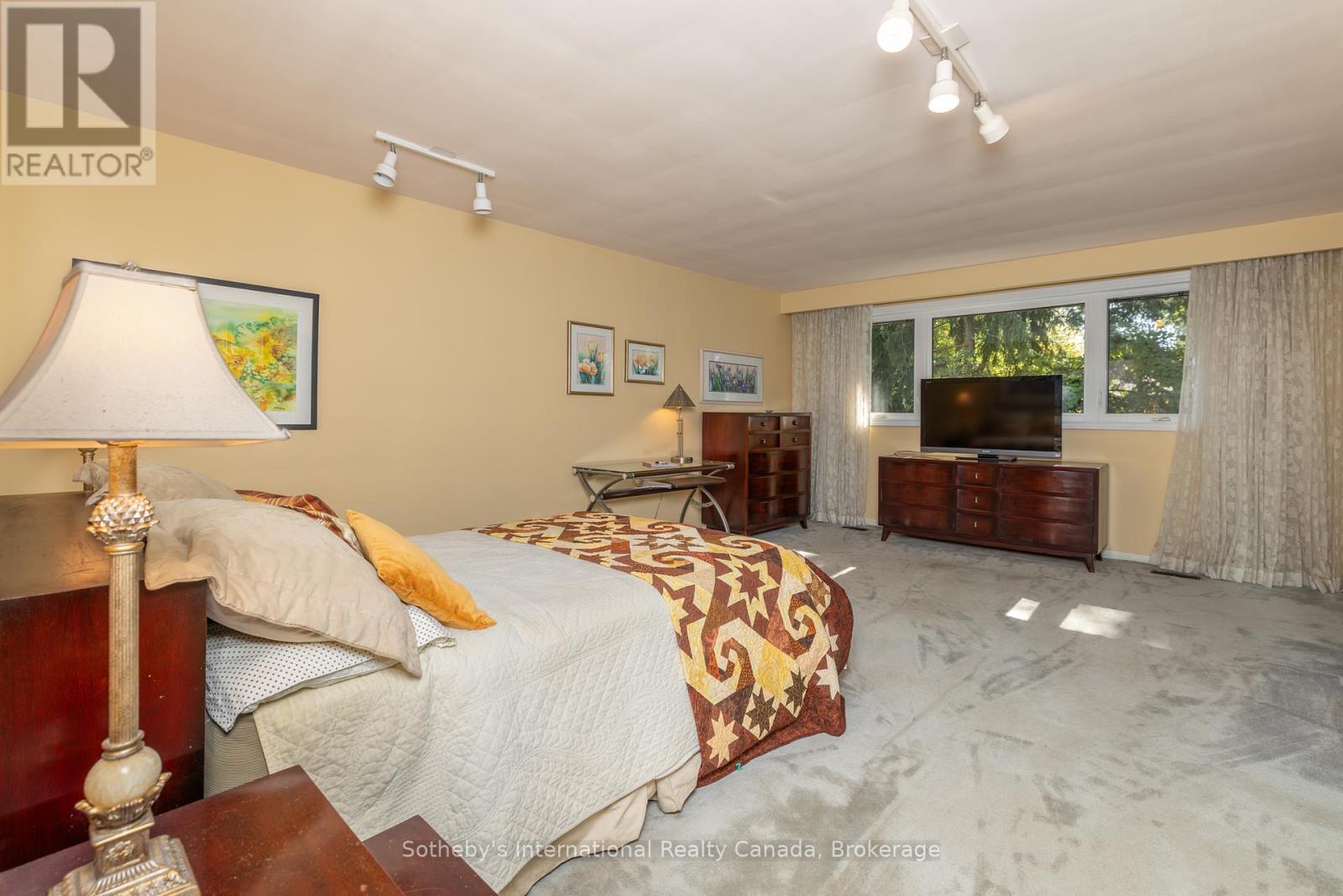 98 Selgrove Crescent, Oakville, Ontario  L6L 1L3 - Photo 20 - W12450412