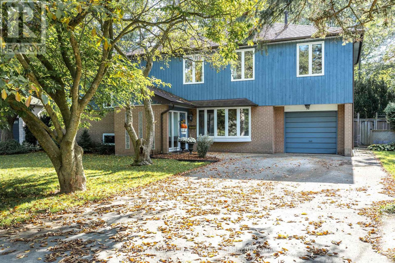 98 Selgrove Crescent, Oakville, Ontario  L6L 1L3 - Photo 2 - W12450412