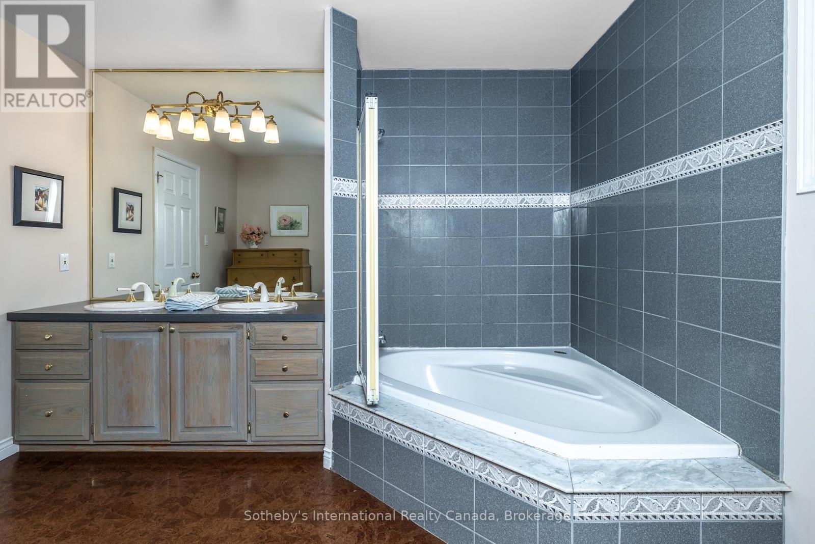 98 Selgrove Crescent, Oakville, Ontario  L6L 1L3 - Photo 24 - W12450412