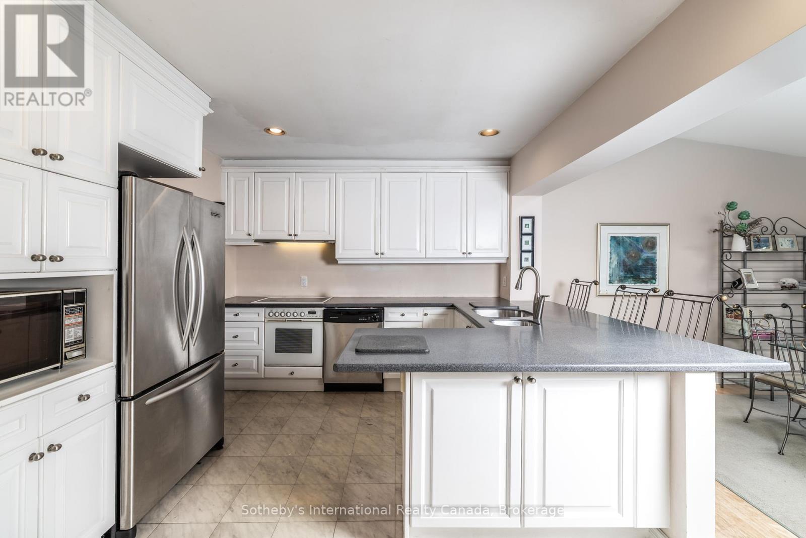98 Selgrove Crescent, Oakville, Ontario  L6L 1L3 - Photo 10 - W12450412