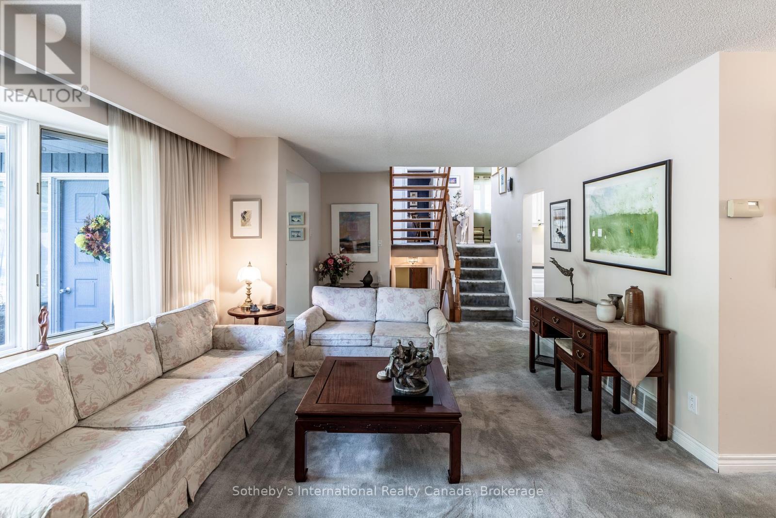 98 Selgrove Crescent, Oakville, Ontario  L6L 1L3 - Photo 15 - W12450412