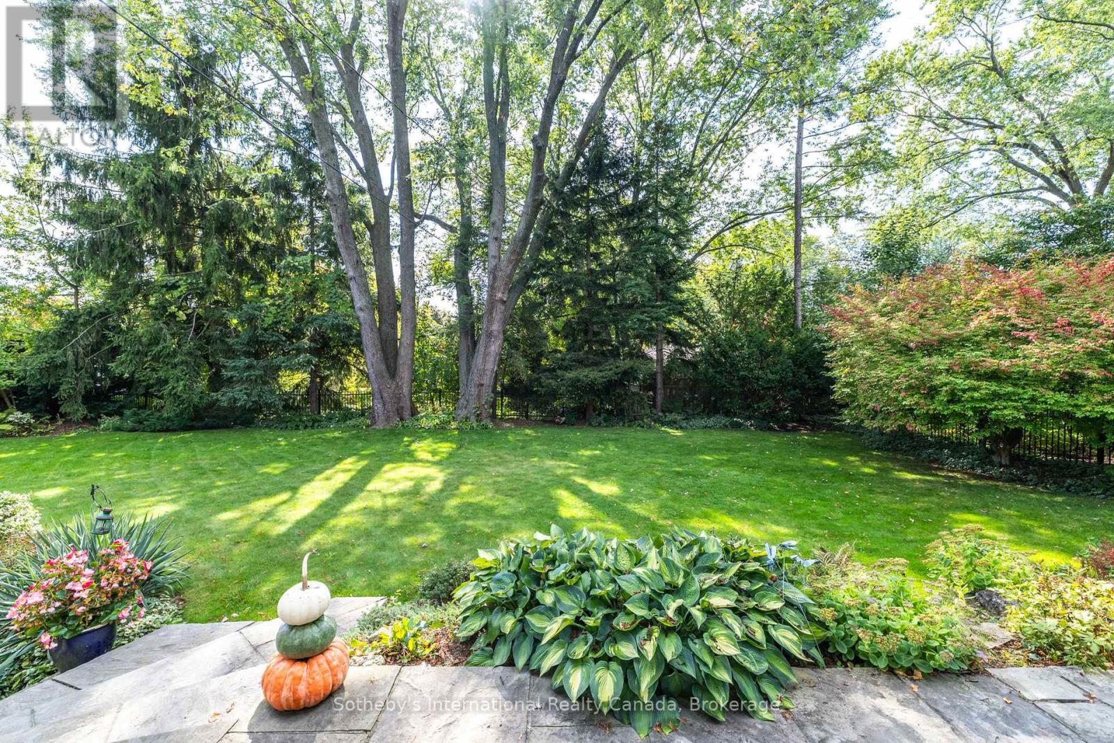 98 Selgrove Crescent, Oakville, Ontario  L6L 1L3 - Photo 29 - W12450412