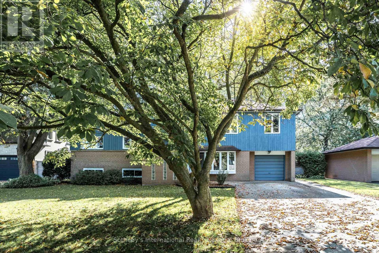 98 Selgrove Crescent, Oakville, Ontario  L6L 1L3 - Photo 4 - W12450412