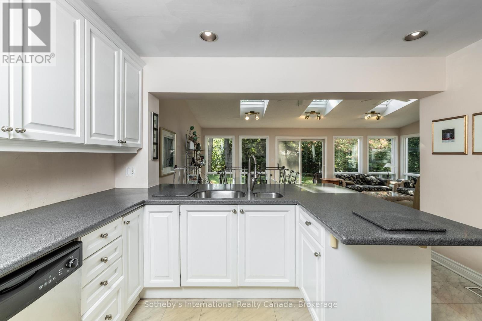 98 Selgrove Crescent, Oakville, Ontario  L6L 1L3 - Photo 9 - W12450412