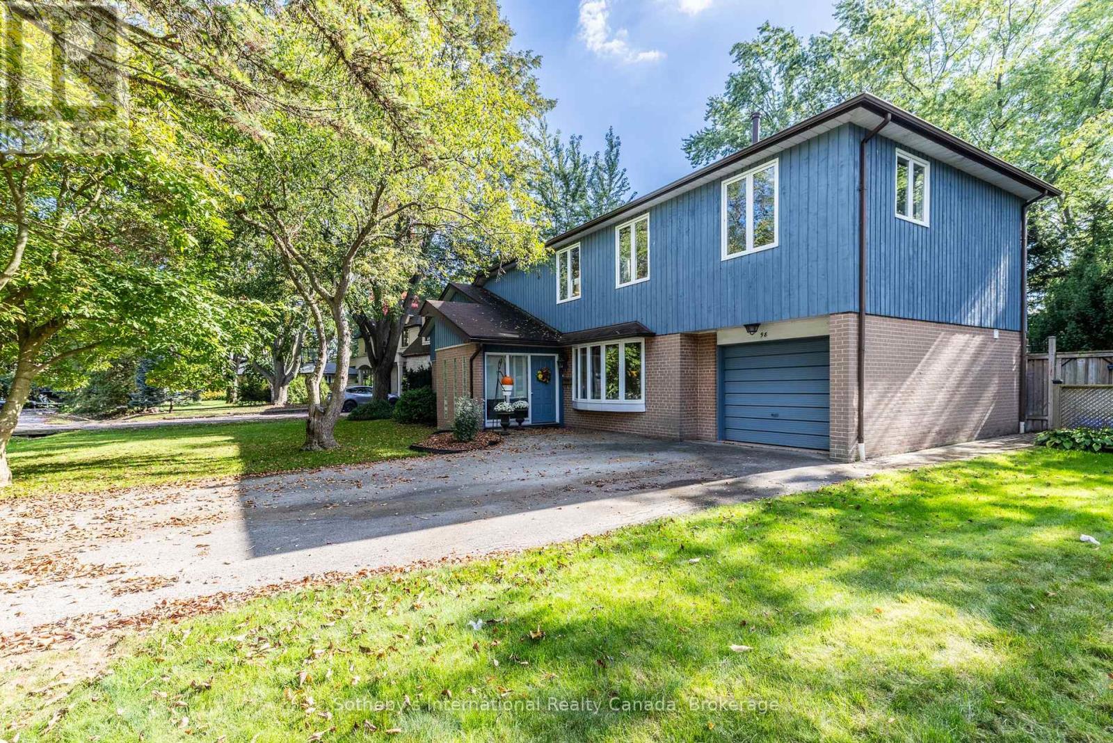 98 Selgrove Crescent, Oakville, Ontario  L6L 1L3 - Photo 5 - W12450412