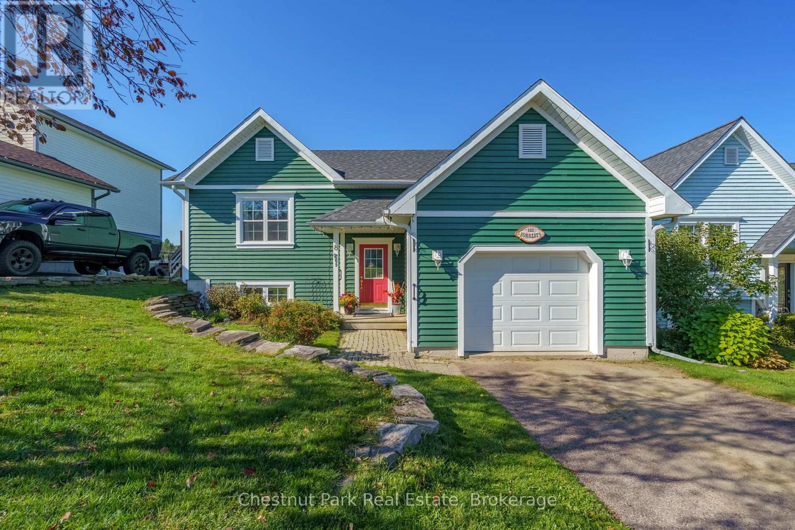 8 Coates Avenue, Bracebridge, Ontario  P1L 1Y5 - Photo 2 - X12450371