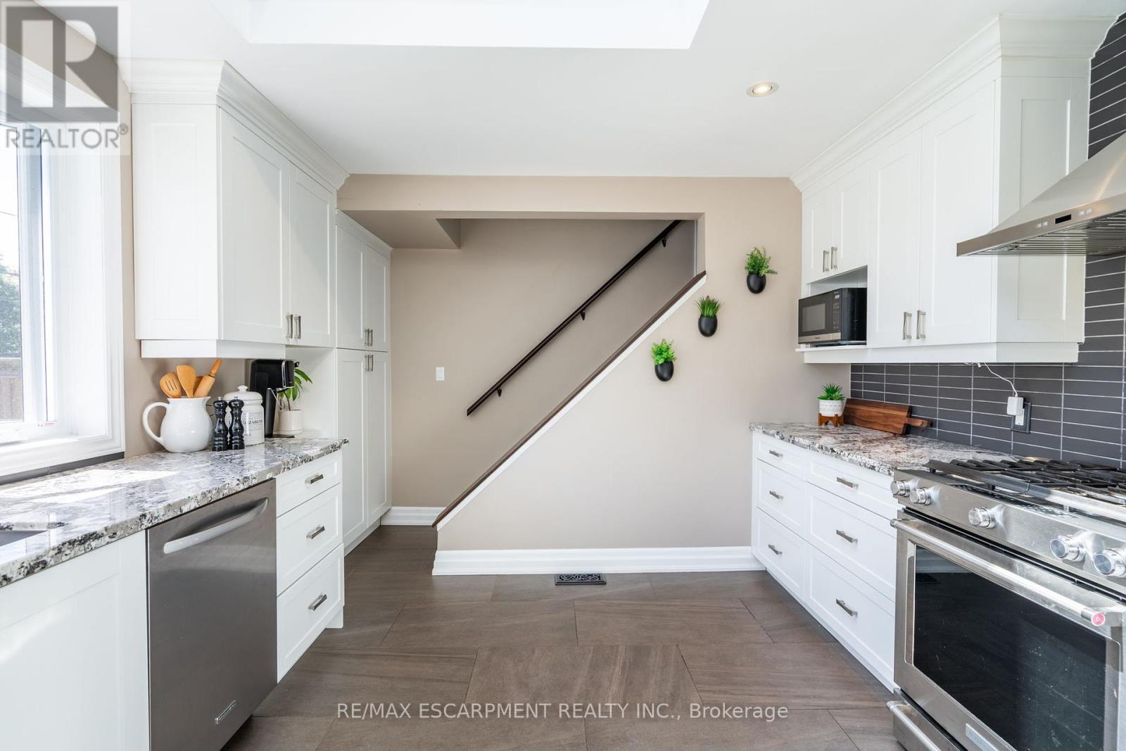 388 Wilson Avenue, Burlington, Ontario  L7L 2M9 - Photo 16 - W12182783