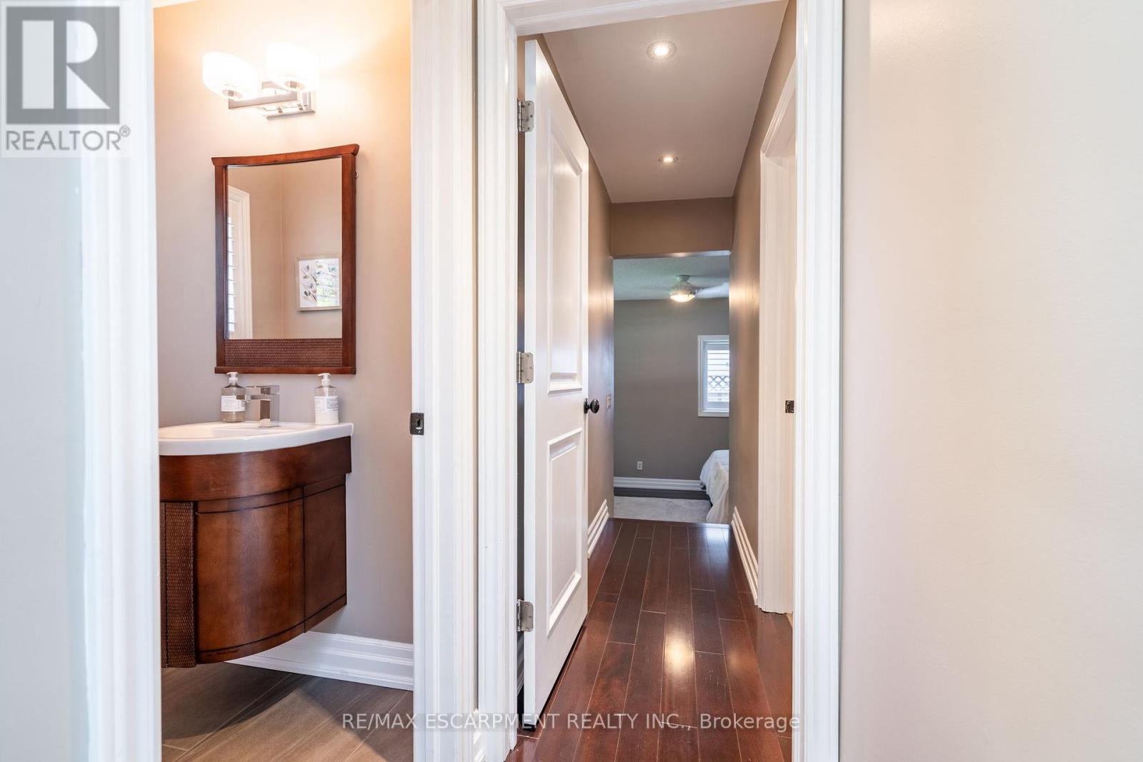 388 Wilson Avenue, Burlington, Ontario  L7L 2M9 - Photo 9 - W12182783