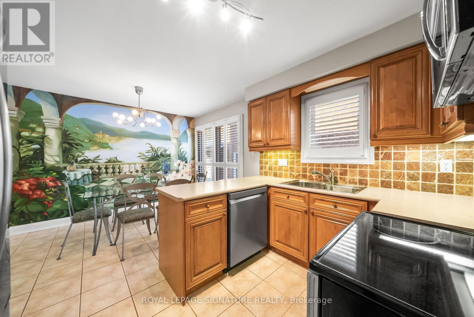 21 Sonny Street, Vaughan, Ontario  L6A 1B7 - Photo 7 - N12450459