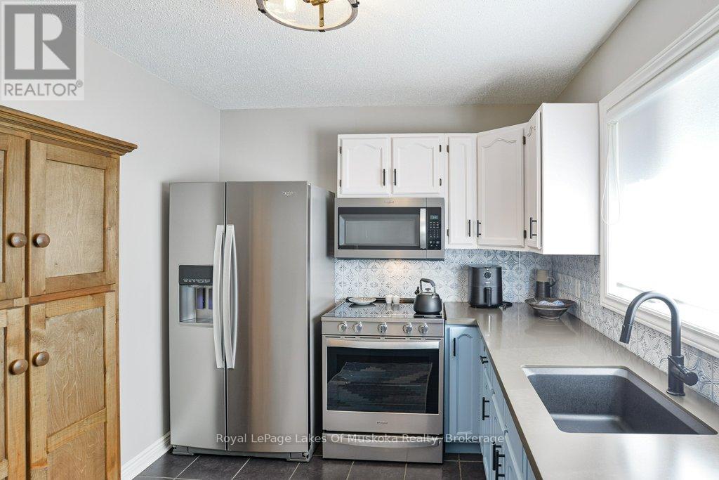 87 Southbank Drive, Bracebridge, Ontario  P1L 1G2 - Photo 11 - X12349691