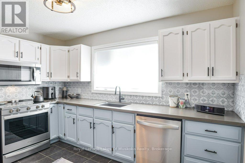 87 Southbank Drive, Bracebridge, Ontario  P1L 1G2 - Photo 10 - X12349691