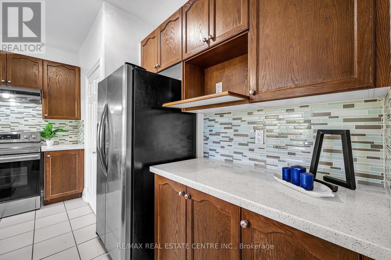 425 Bussel Crescent, Milton, Ontario  L9T 0W7 - Photo 10 - W12450460