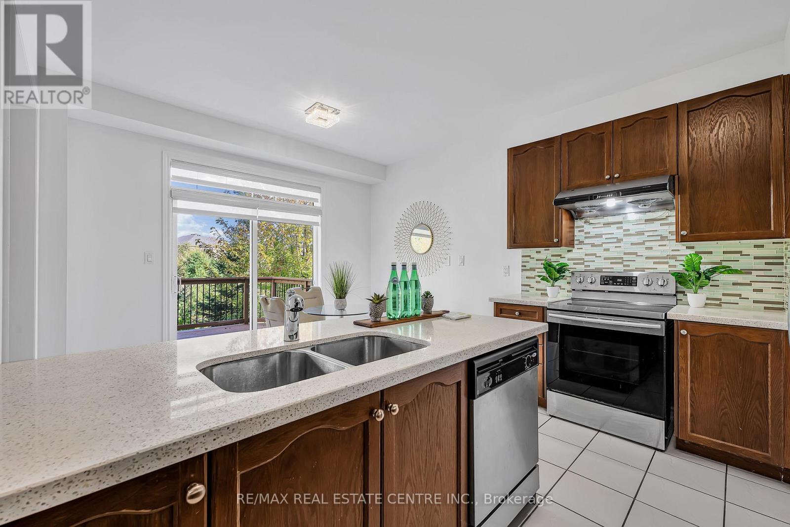 425 Bussel Crescent, Milton, Ontario  L9T 0W7 - Photo 11 - W12450460