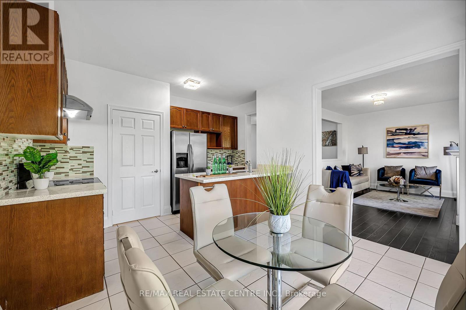 425 Bussel Crescent, Milton, Ontario  L9T 0W7 - Photo 16 - W12450460