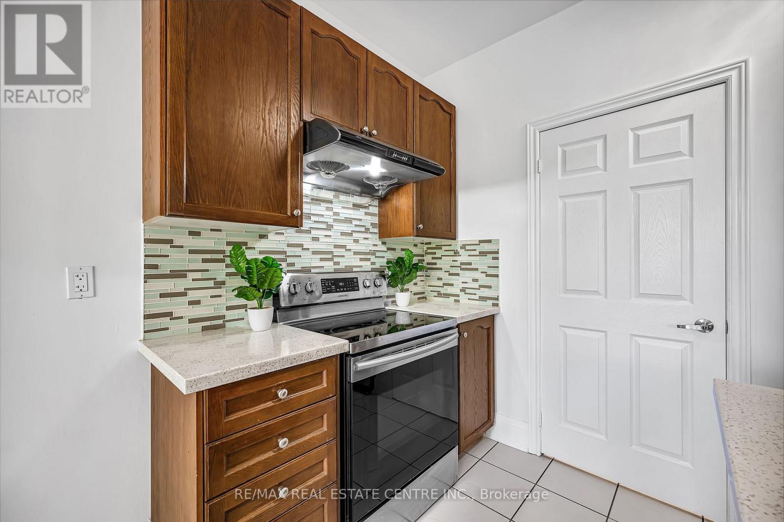 425 Bussel Crescent, Milton, Ontario  L9T 0W7 - Photo 17 - W12450460