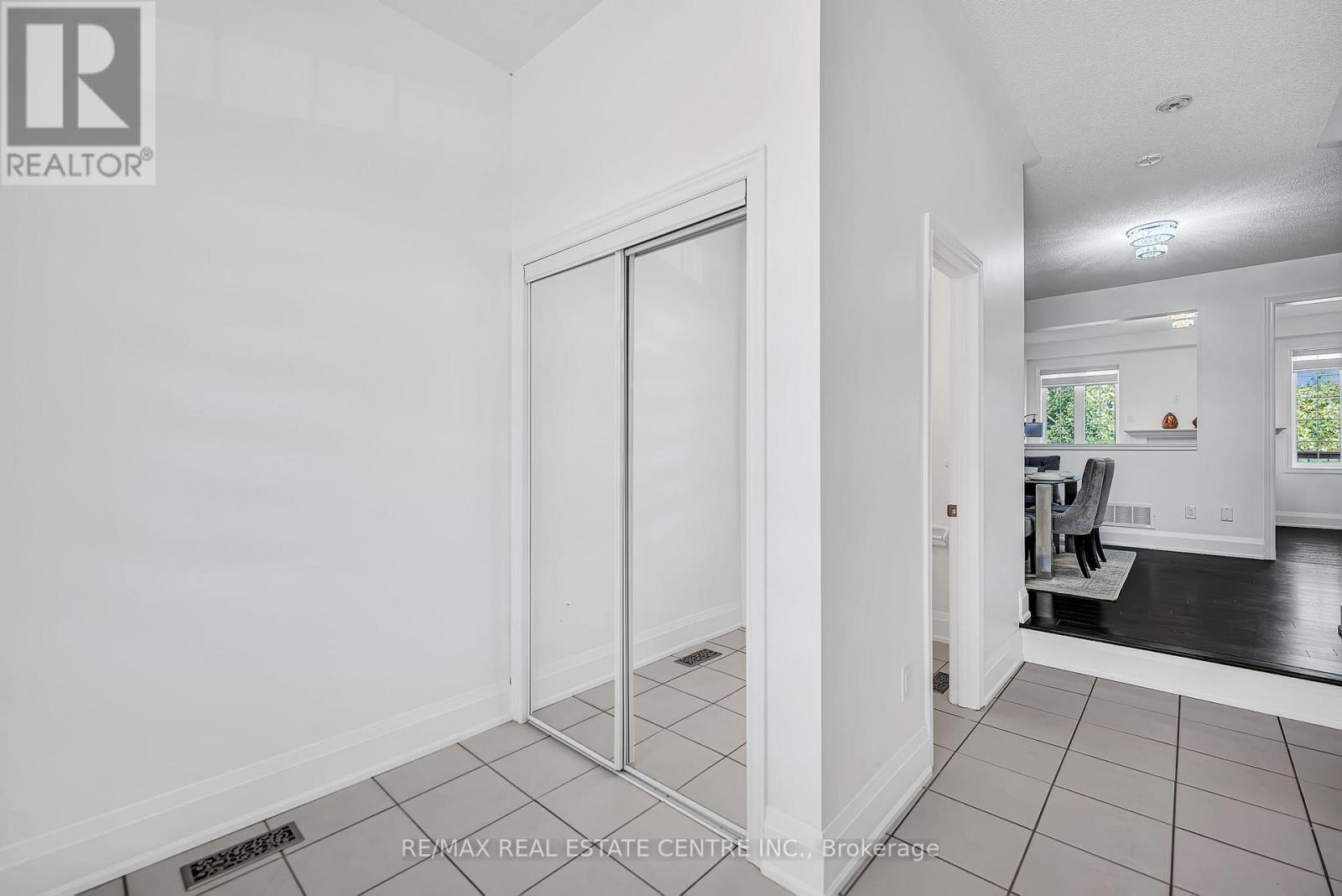 425 Bussel Crescent, Milton, Ontario  L9T 0W7 - Photo 3 - W12450460