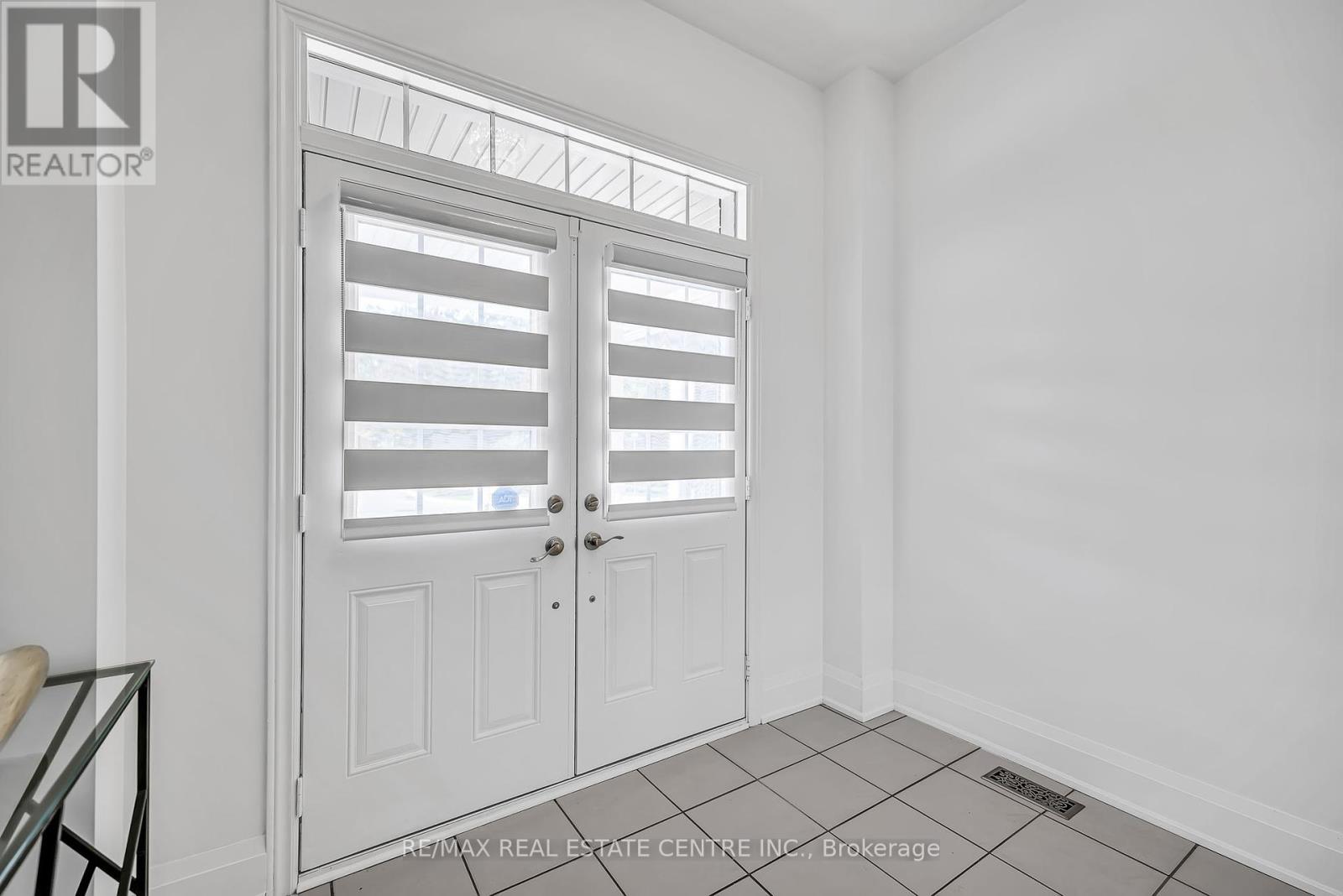 425 Bussel Crescent, Milton, Ontario  L9T 0W7 - Photo 4 - W12450460