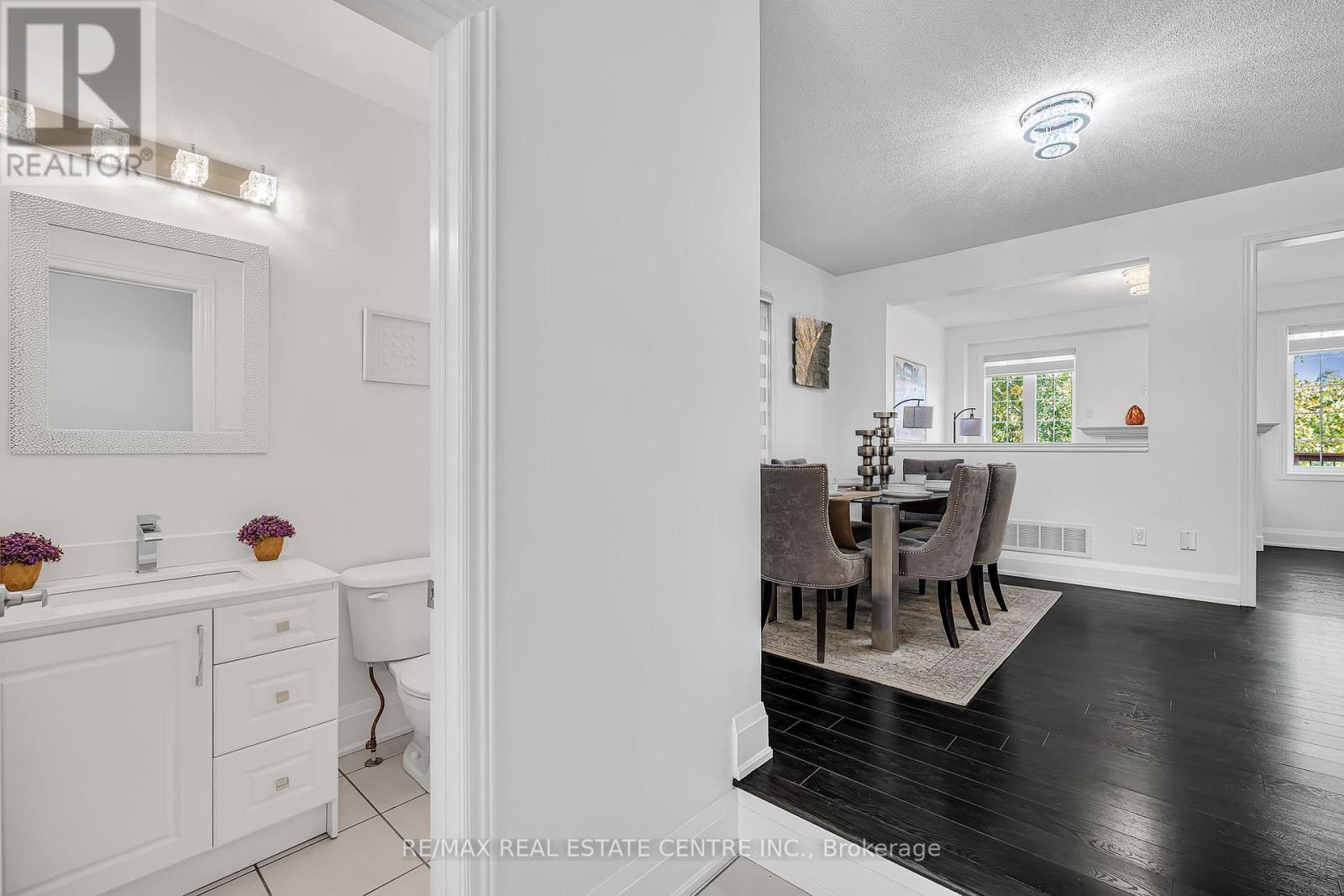 425 Bussel Crescent, Milton, Ontario  L9T 0W7 - Photo 5 - W12450460