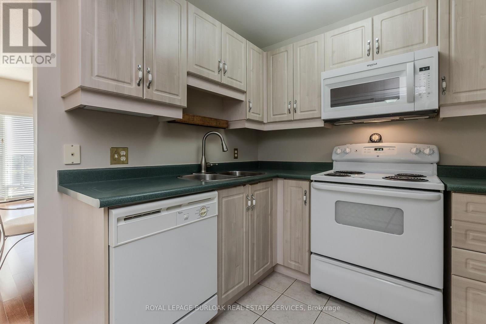 401 - 2075 Amherst Heights Drive, Burlington, Ontario  L7P 5B8 - Photo 7 - W12450471