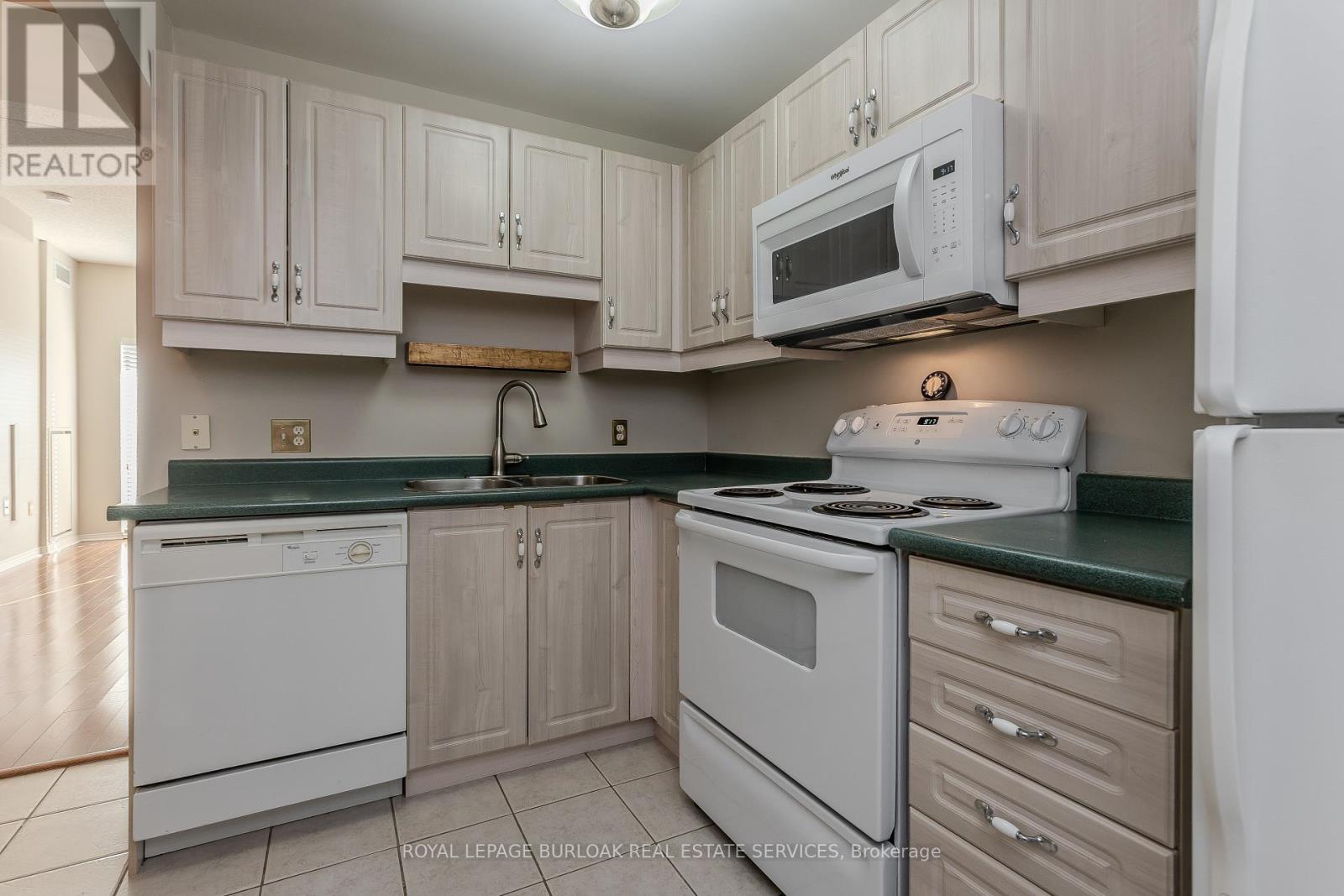 401 - 2075 Amherst Heights Drive, Burlington, Ontario  L7P 5B8 - Photo 8 - W12450471