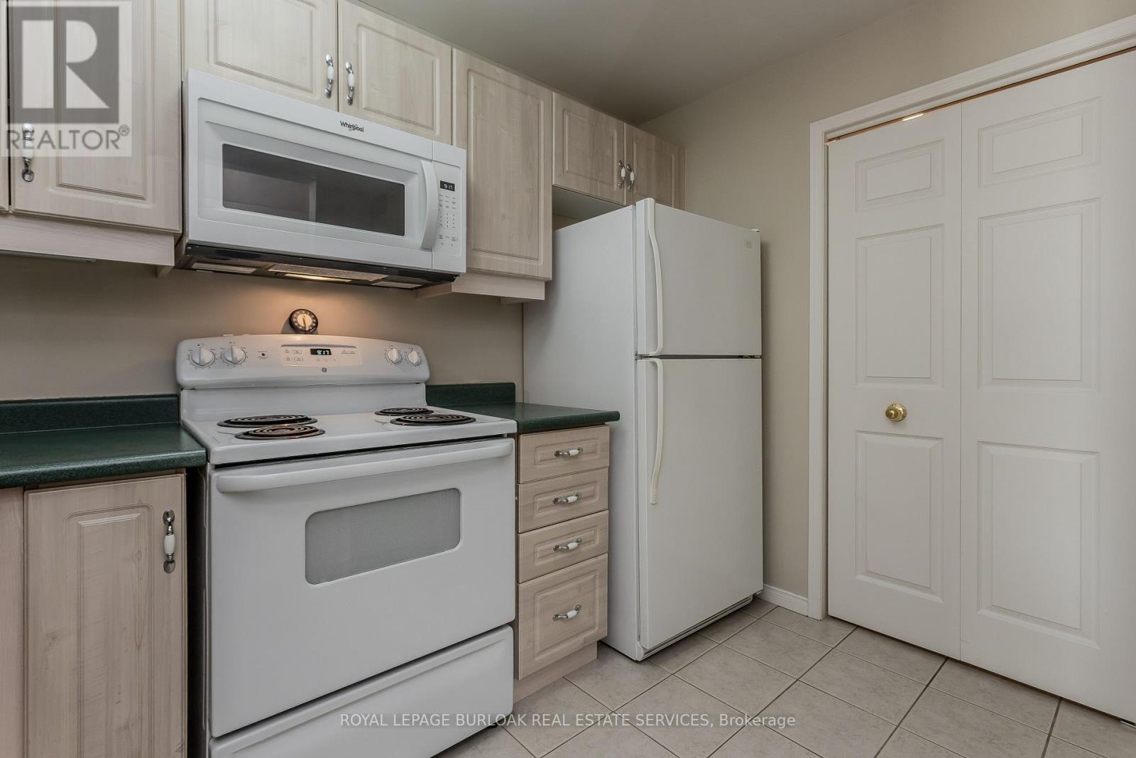 401 - 2075 Amherst Heights Drive, Burlington, Ontario  L7P 5B8 - Photo 9 - W12450471