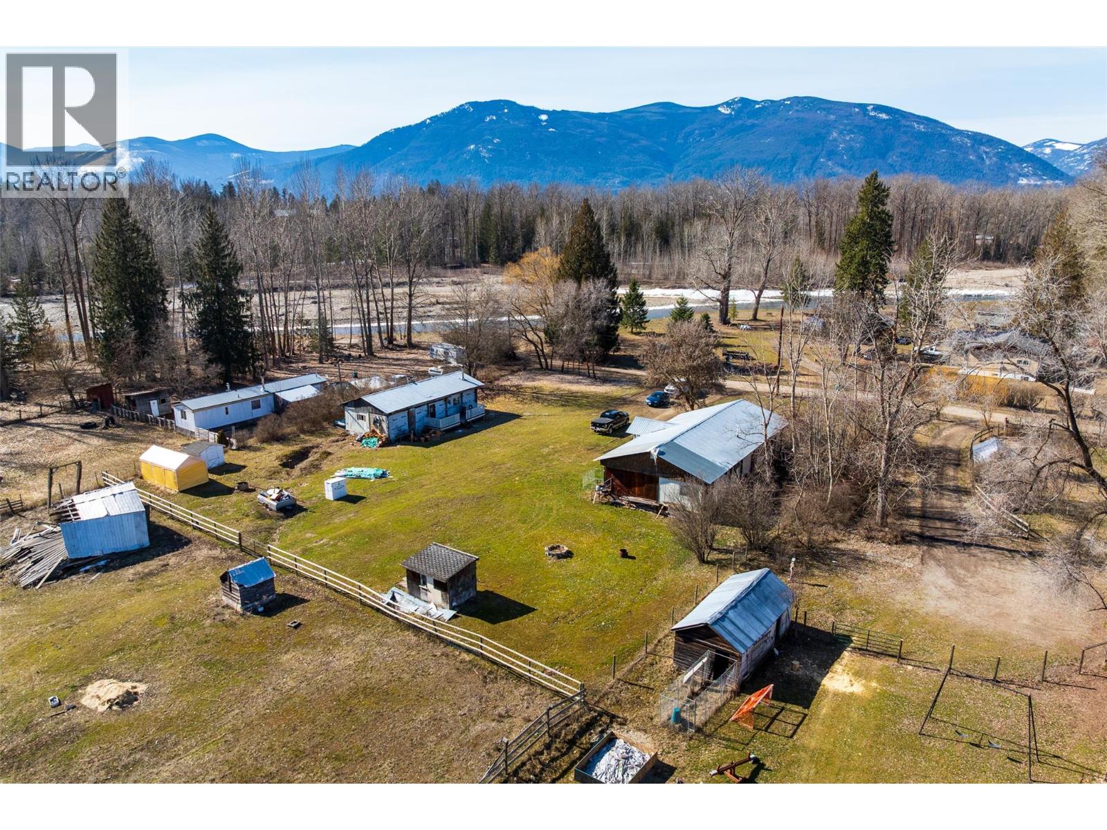 1117 15th Avenue S, Creston, British Columbia  V0B 1G1 - Photo 2 - 10364955