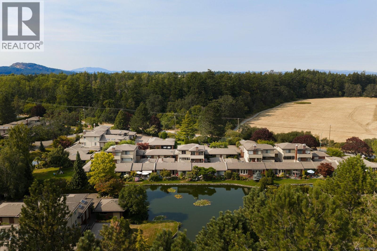 124 2345 Cedar Hill Cross Rd, Oak Bay, British Columbia  V8P 5M8 - Photo 2 - 1015966