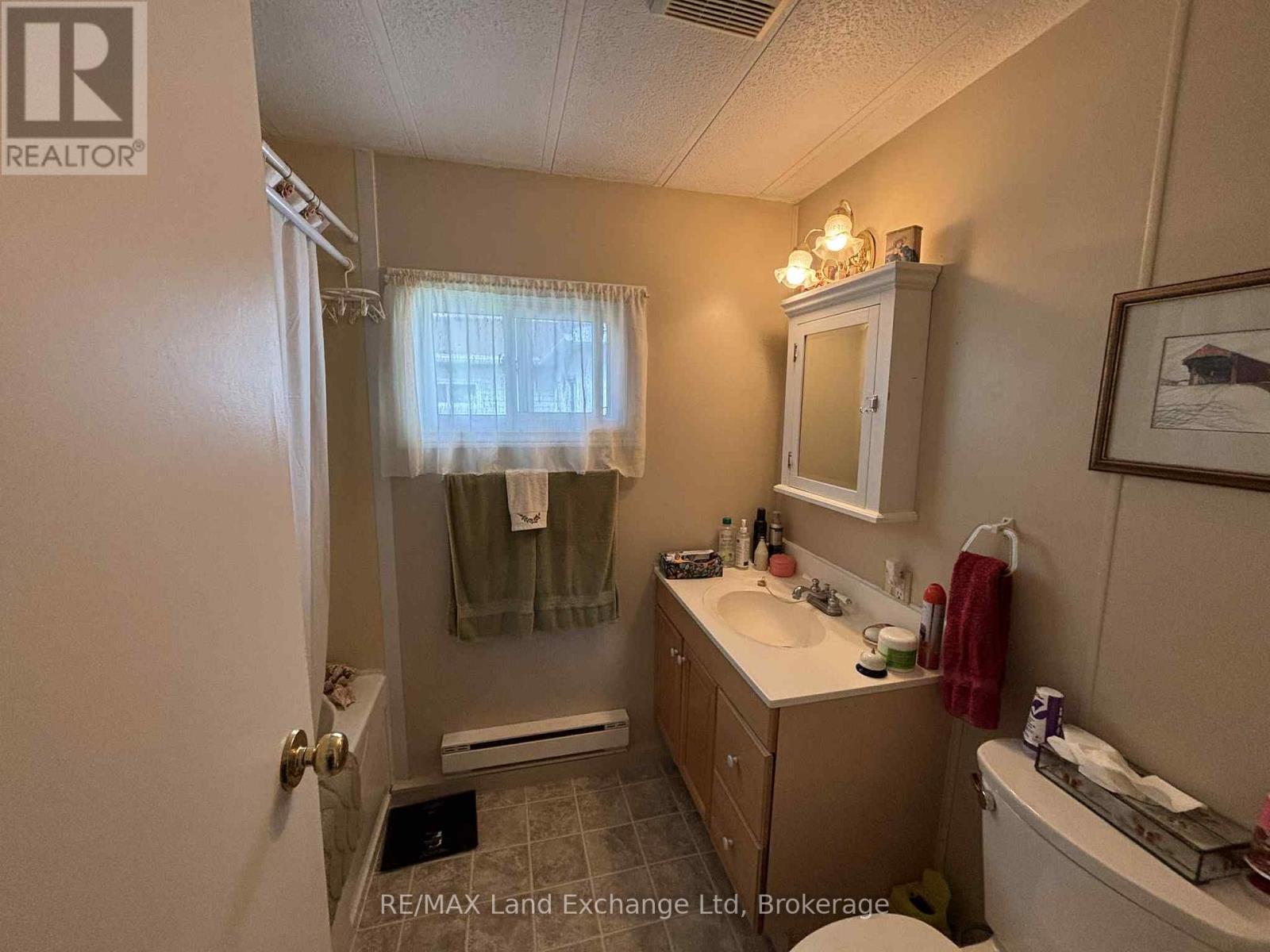 35 Briarwood Crescent, North Huron (Wingham), Ontario  N0G 2W0 - Photo 11 - X12450512