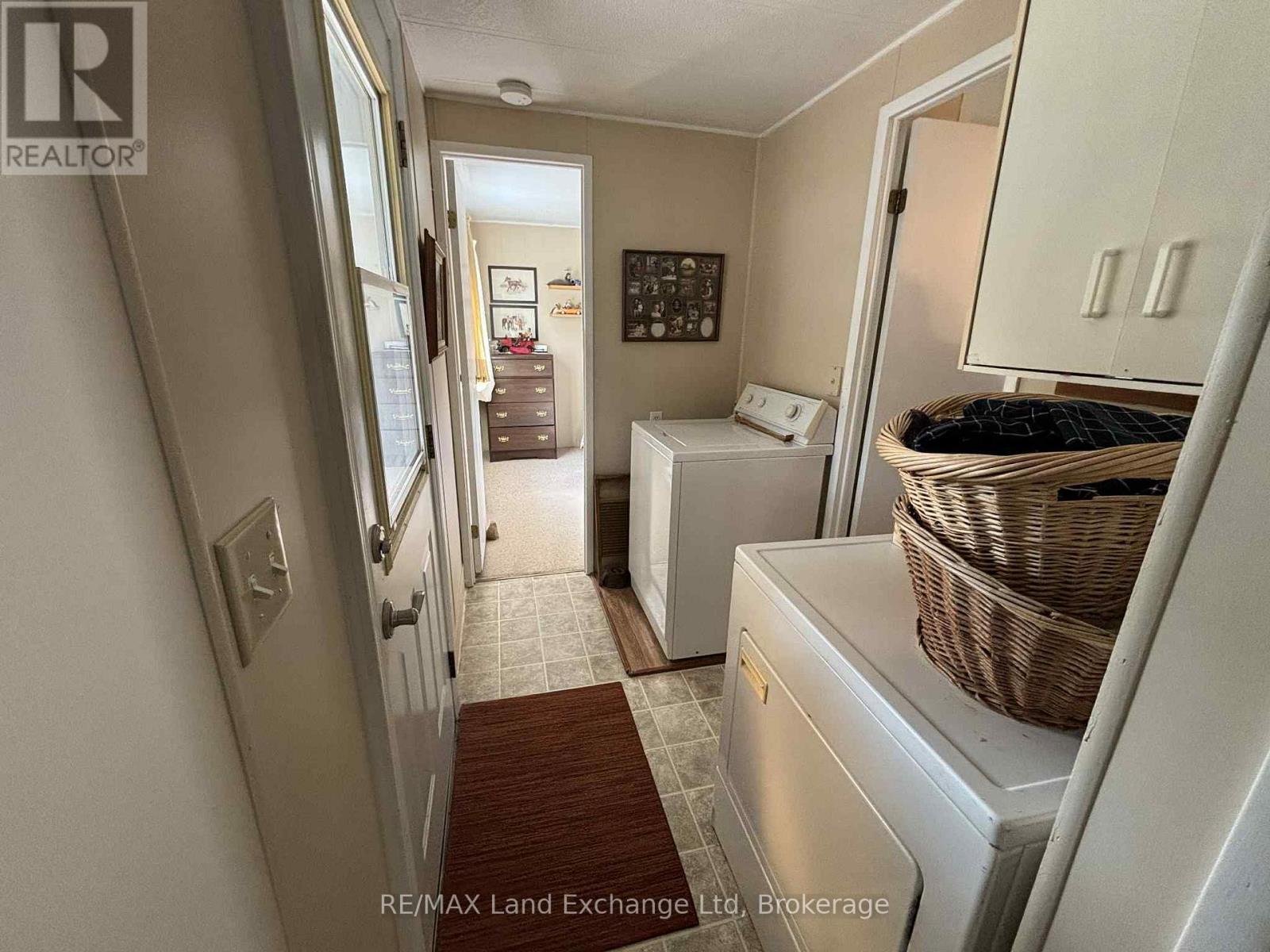 35 Briarwood Crescent, North Huron (Wingham), Ontario  N0G 2W0 - Photo 14 - X12450512
