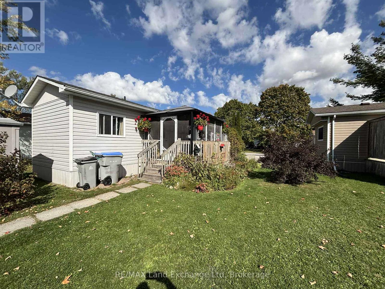 35 Briarwood Crescent, North Huron (Wingham), Ontario  N0G 2W0 - Photo 16 - X12450512
