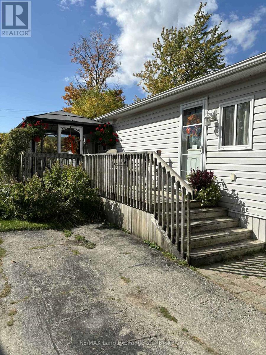 35 Briarwood Crescent, North Huron (Wingham), Ontario  N0G 2W0 - Photo 3 - X12450512