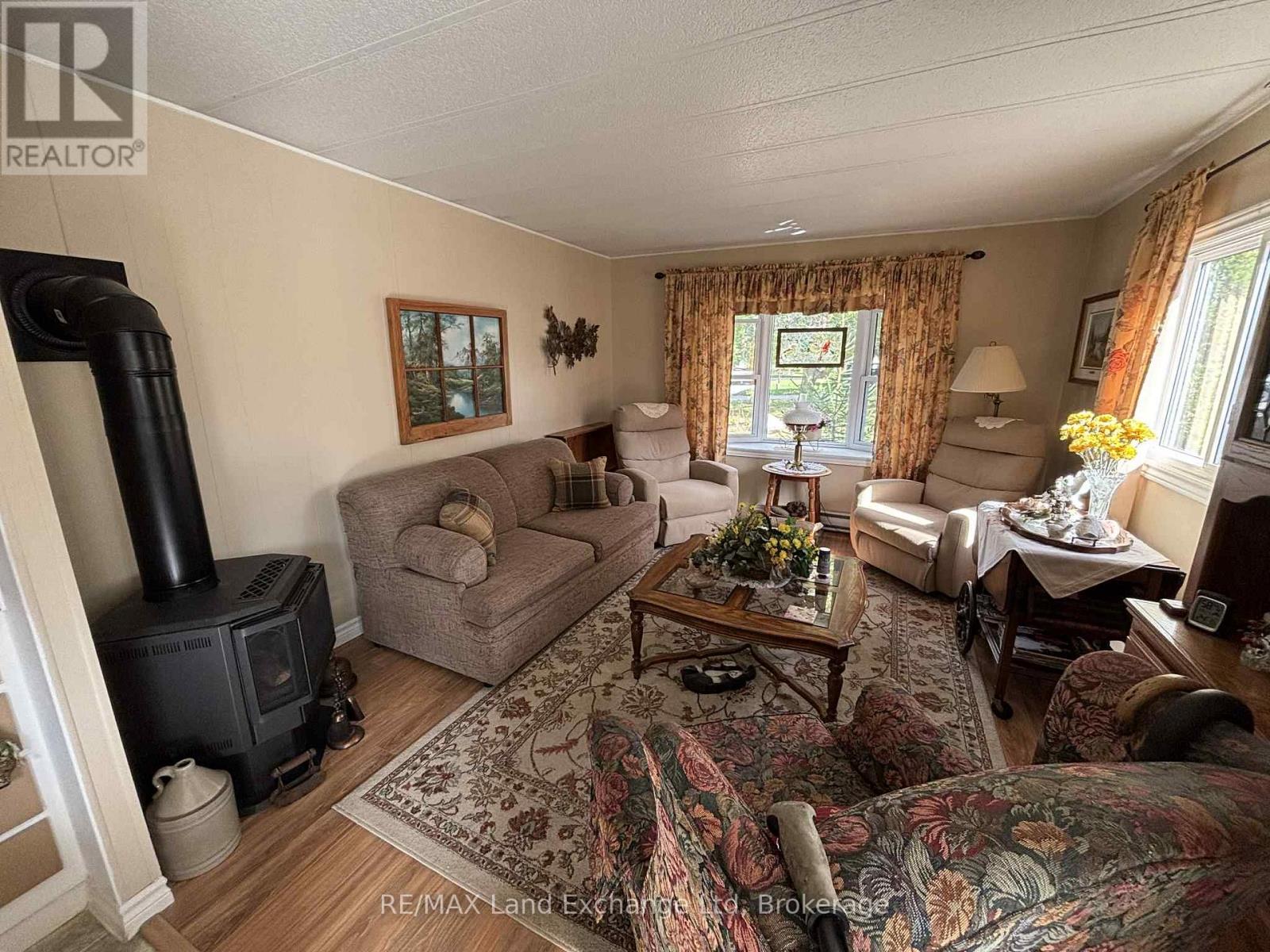 35 Briarwood Crescent, North Huron (Wingham), Ontario  N0G 2W0 - Photo 4 - X12450512